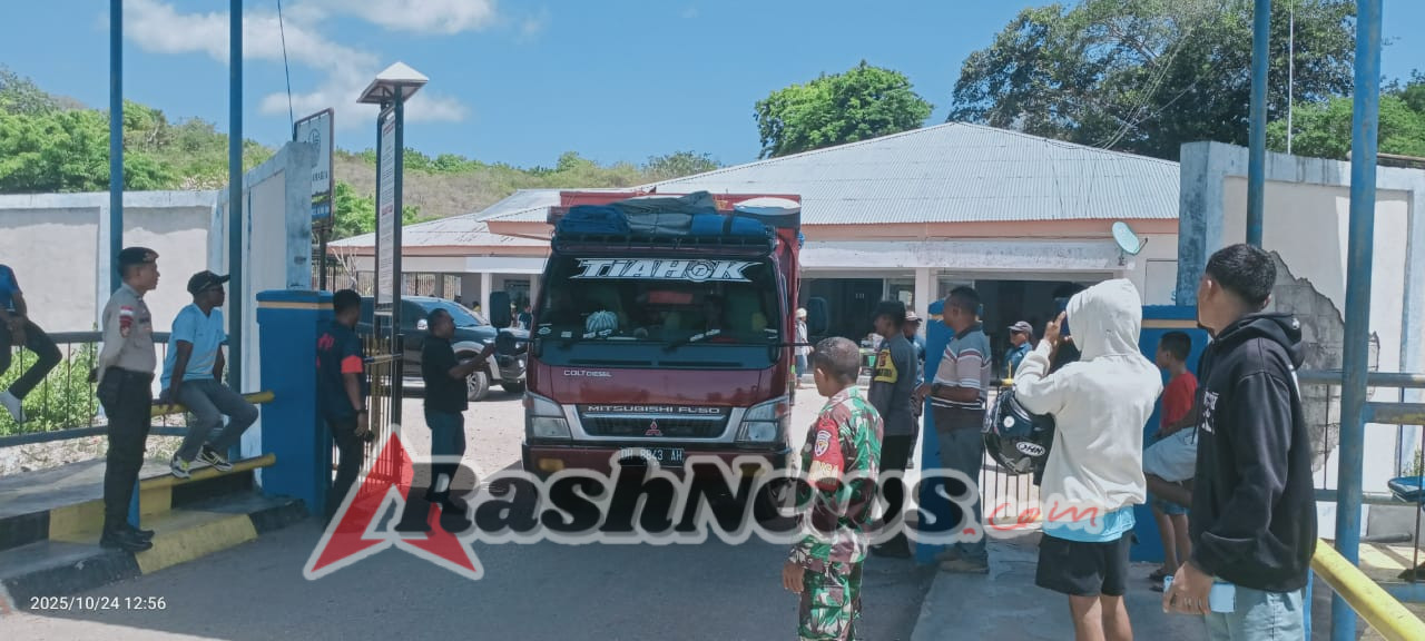 TNI Hadir di Tengah Masyarakat, Babinsa Amankan Kedatangan KMP Kalibordi di Pantai Baru