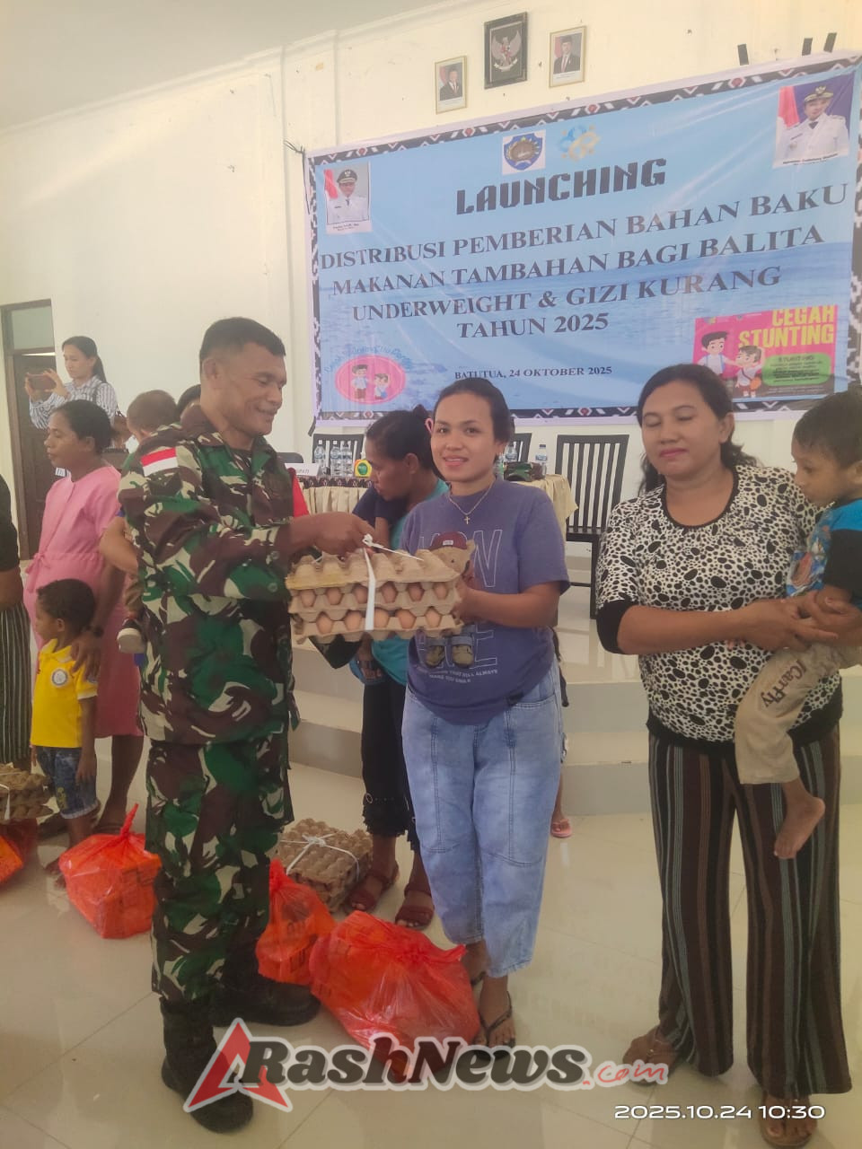 Babinsa Koramil 1627-03/Batutua Hadiri Penyaluran Bantuan Bahan Baku Makanan Tambahan Untuk 197 Balita di Rote Barat Daya