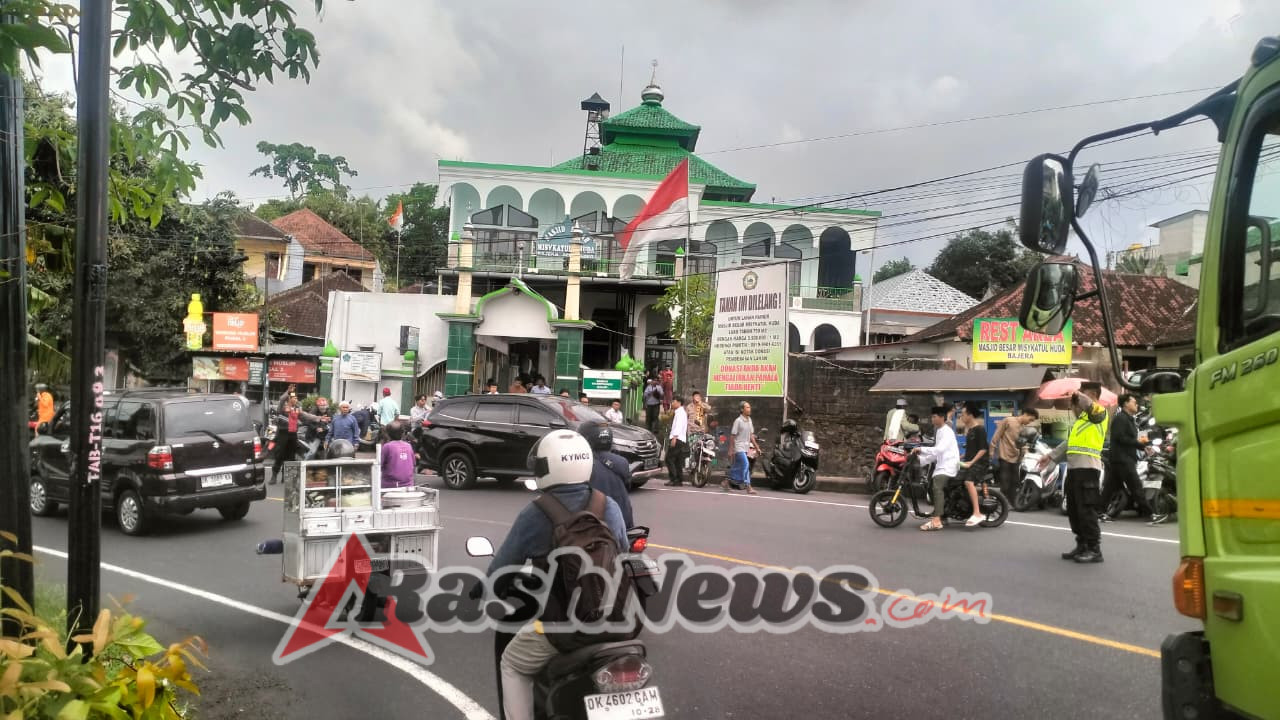 Polsek Selemadeg atensi Sholat Jumat, Pastikan Keamanan & Kelancaran lalulintas