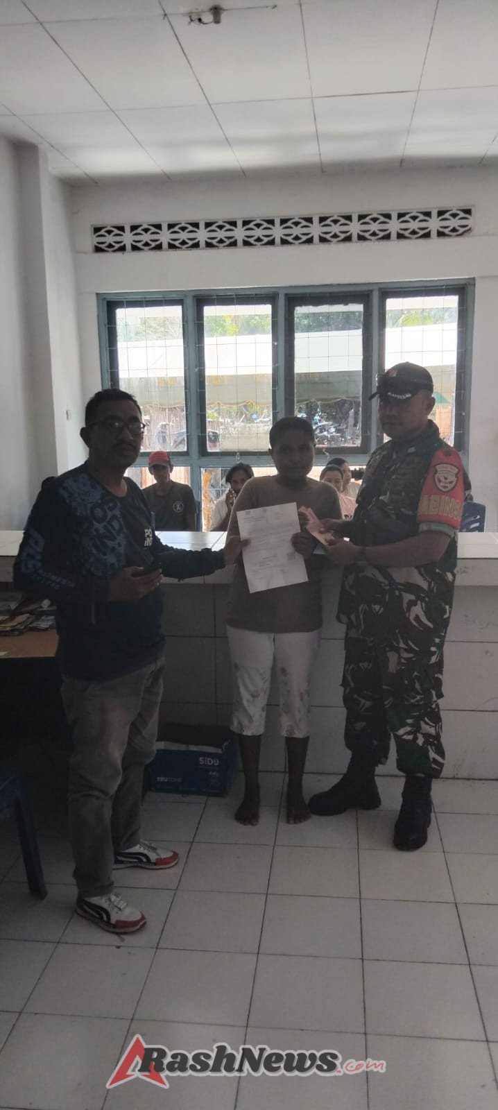 TNI Bersama Warga Wujudkan Penyaluran Bansos yang Aman dan Tertib di Desa Oehandi