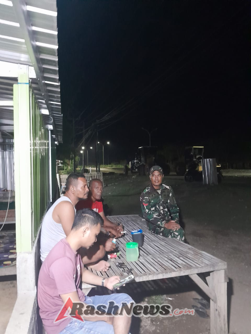 Tingkatkan Stabilitas Keamanan, Koramil 1628-04/Poto Tano Laksanakan Patroli Rutin Malam Hari