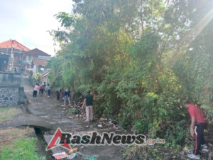 Ciptakan Lingkungan Bersih Dan Sehat, Babinsa Sampalan Kelod Bersinergi Bersihkan Sampah Dan Drainase