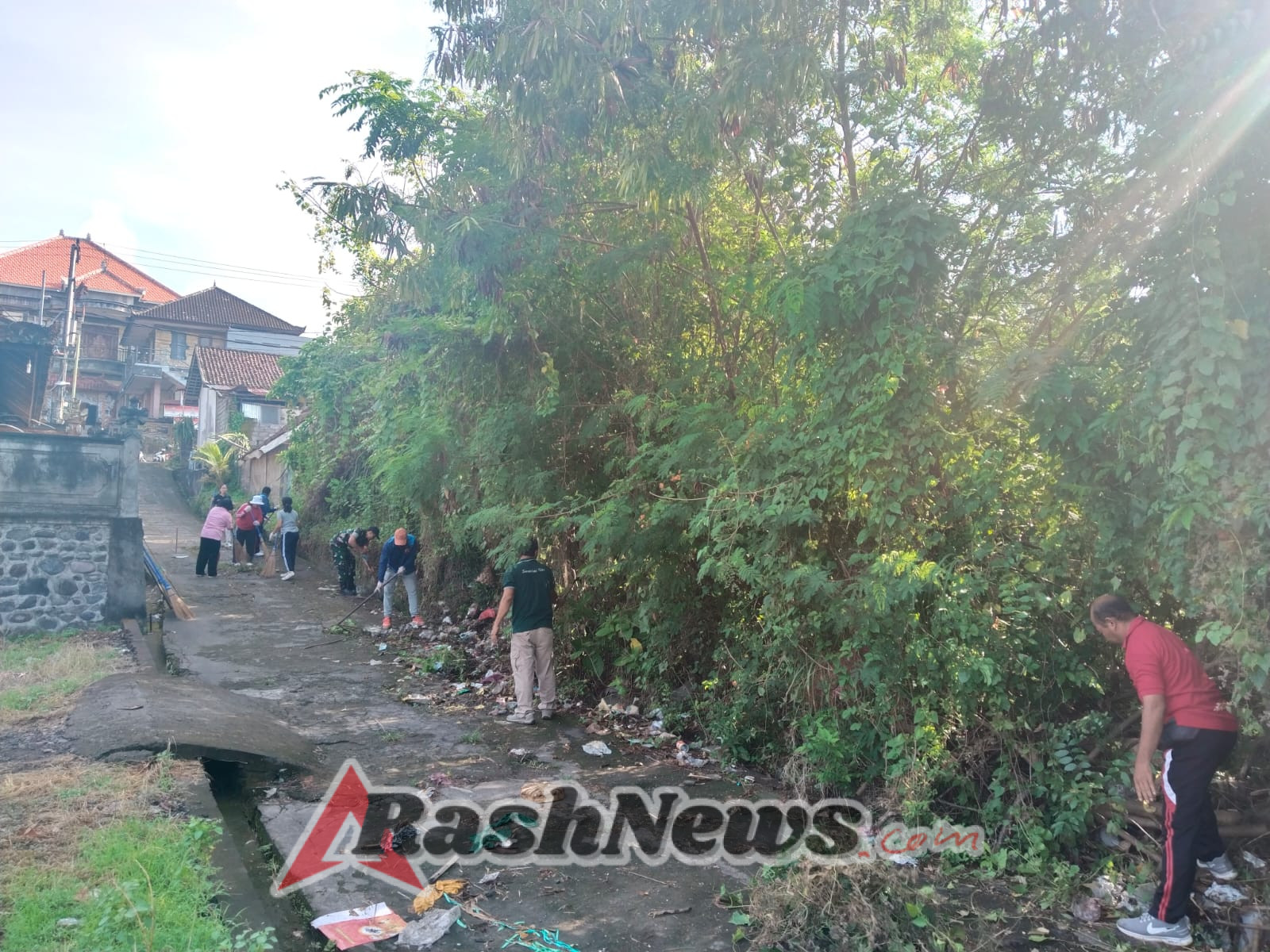 Ciptakan Lingkungan Bersih Dan Sehat, Babinsa Sampalan Kelod Bersinergi Bersihkan Sampah Dan Drainase