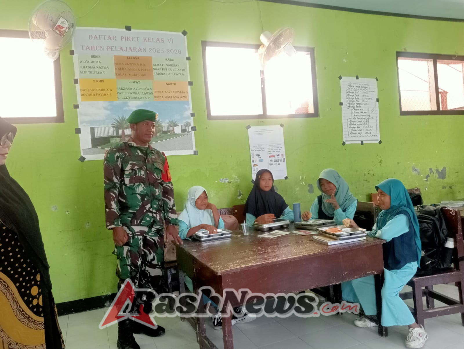 Tingkatkan Gizi Anak Sekolah, Babinsa Beru Dukung Program MBG di Kecamatan Jereweh