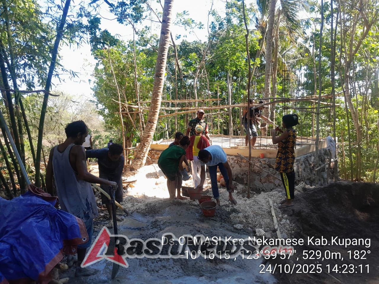 Babinsa Koramil Batakte Bersama Warga Percepat Pembangunan Bak Air