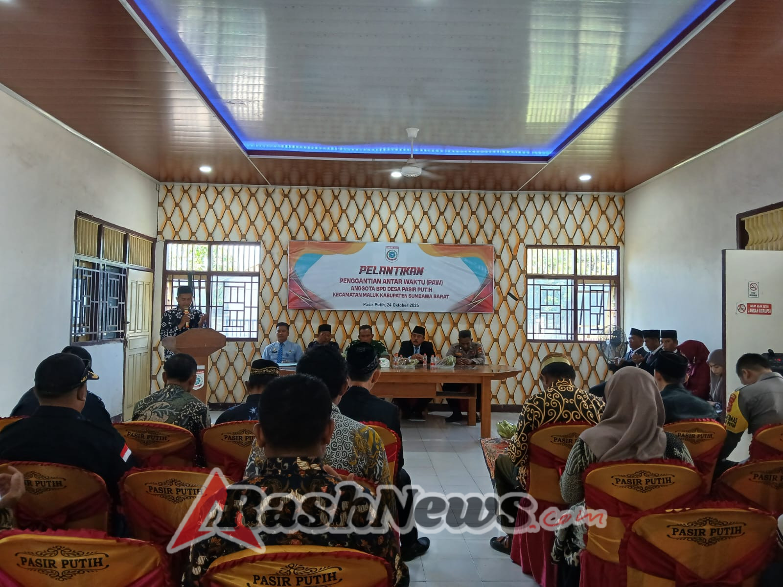 3. Perwakilan Danramil Sekongkang Dukung Pelantikan Anggota BPD Pasir Putih, Wujud Kepedulian TNI terhadap Desa Binaan