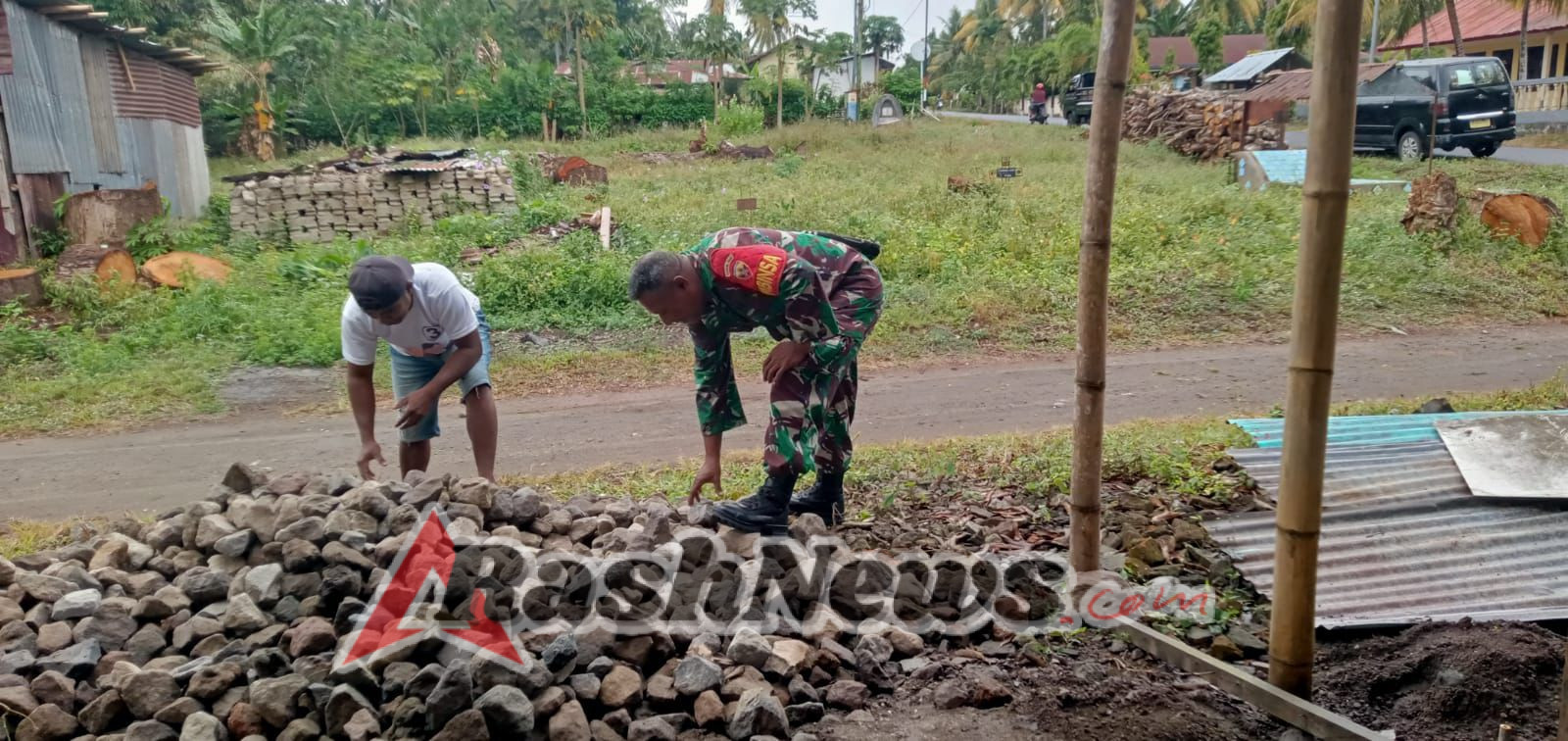 Babinsa Kodim 1603/Sikka Aktif Dukung Pembangunan Fasilitas Umum di Wilayah Binaan