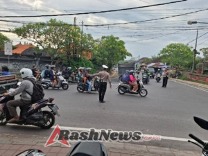 Sore Hari Ramai, Polsek Abiansemal Berikan Pelayanan Humanis Dalam Pengaturan Lalu Lintas