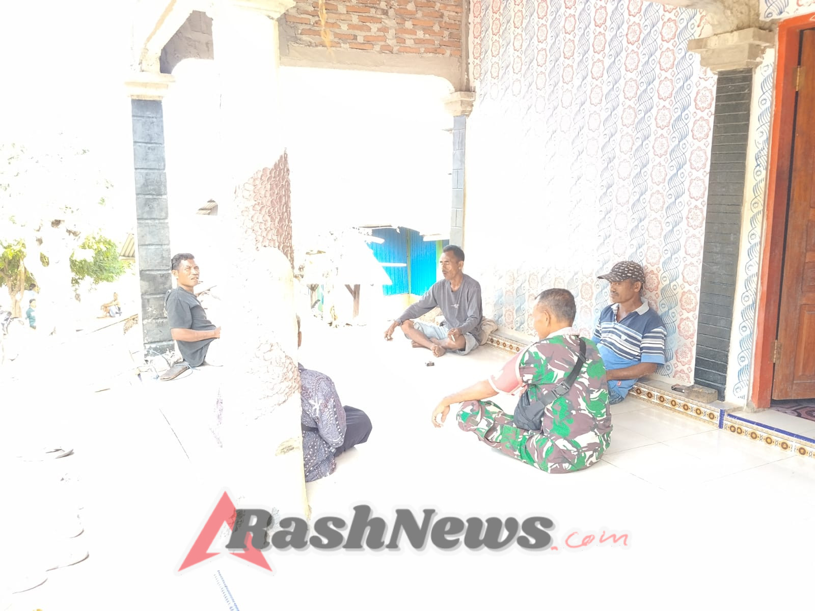 Babinsa Ende Pantau Keamanan dan Ajak Warga Waspada Cuaca Ekstrem di Kotabaru