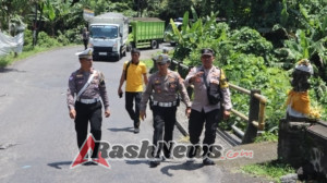 Banyaknya volume kendaraan truk yang melewati sidemen, Sat lantas terjunkan personil antisipasi kemacetan