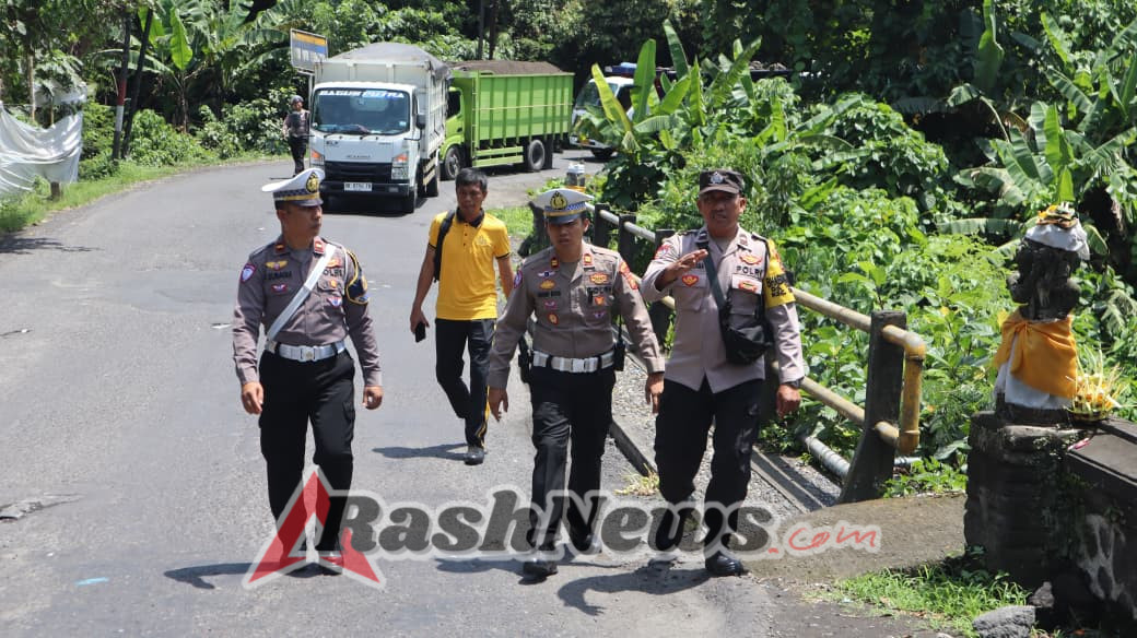 Banyaknya volume kendaraan truk yang melewati sidemen, Sat lantas terjunkan personil antisipasi kemacetan