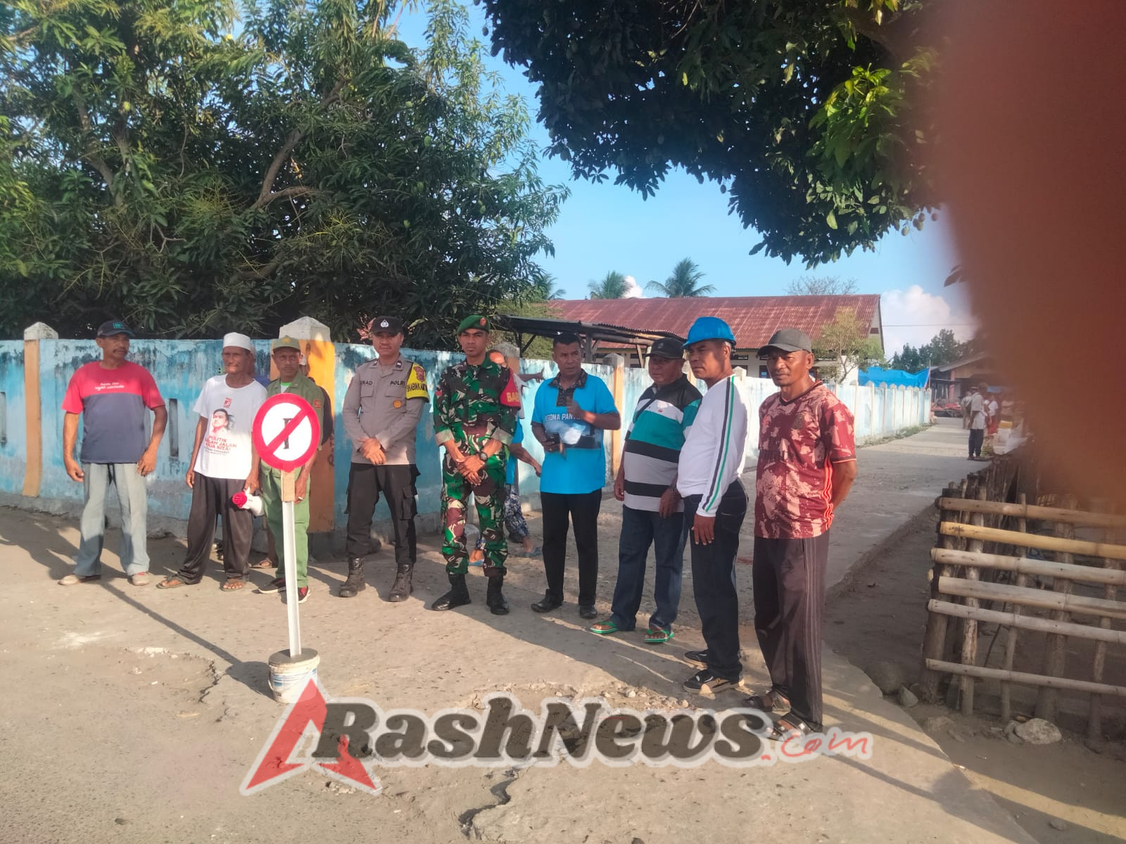 Babinsa Kodim 1602/Ende Bersama Aparat Gelar Pamwil Pasar Maurole, Lalu Lintas Lancar dan Tertib