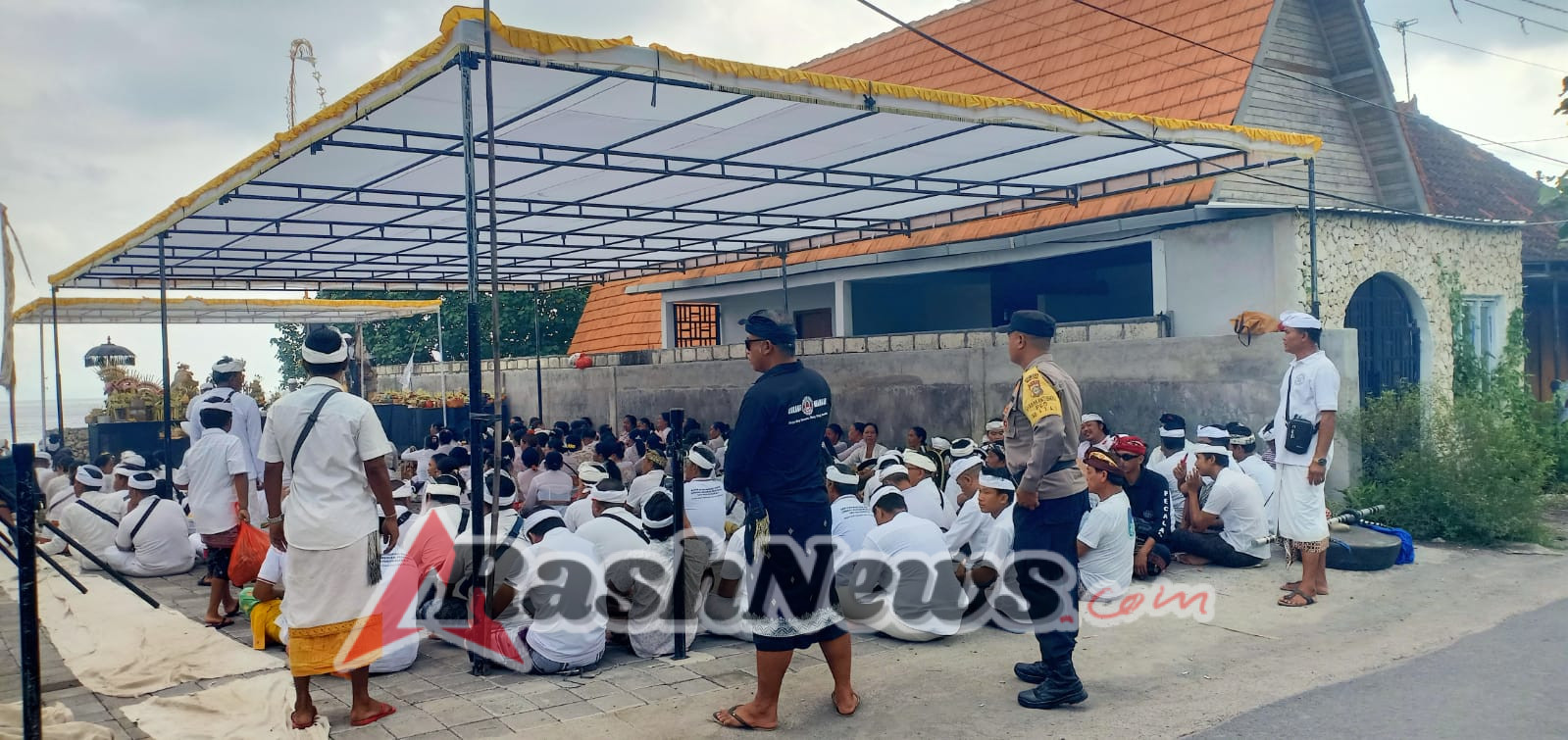 Polsek Nusa Penida Bersinergi Amankan Upacara Adat Pemelastian di Pantai Bodong.