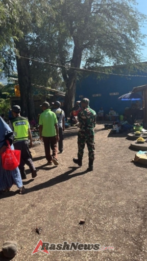 Wujud Kepedulian Babinsa, TNI Bersama Linmas Jaga Ketertiban Pasar di Wulandoni