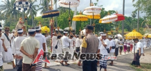 Bhabinkamtibmas Desa Ped Kawal Rangkaian Upacara Melasti Rangkaian Piodalan Pura Dalem Bungkut.