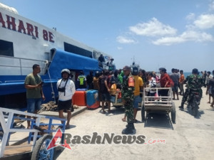 TNI Aktif Jaga Keamanan Pelabuhan, Babinsa Awasi Kedatangan dan Keberangkatan Kapal di Ba’a