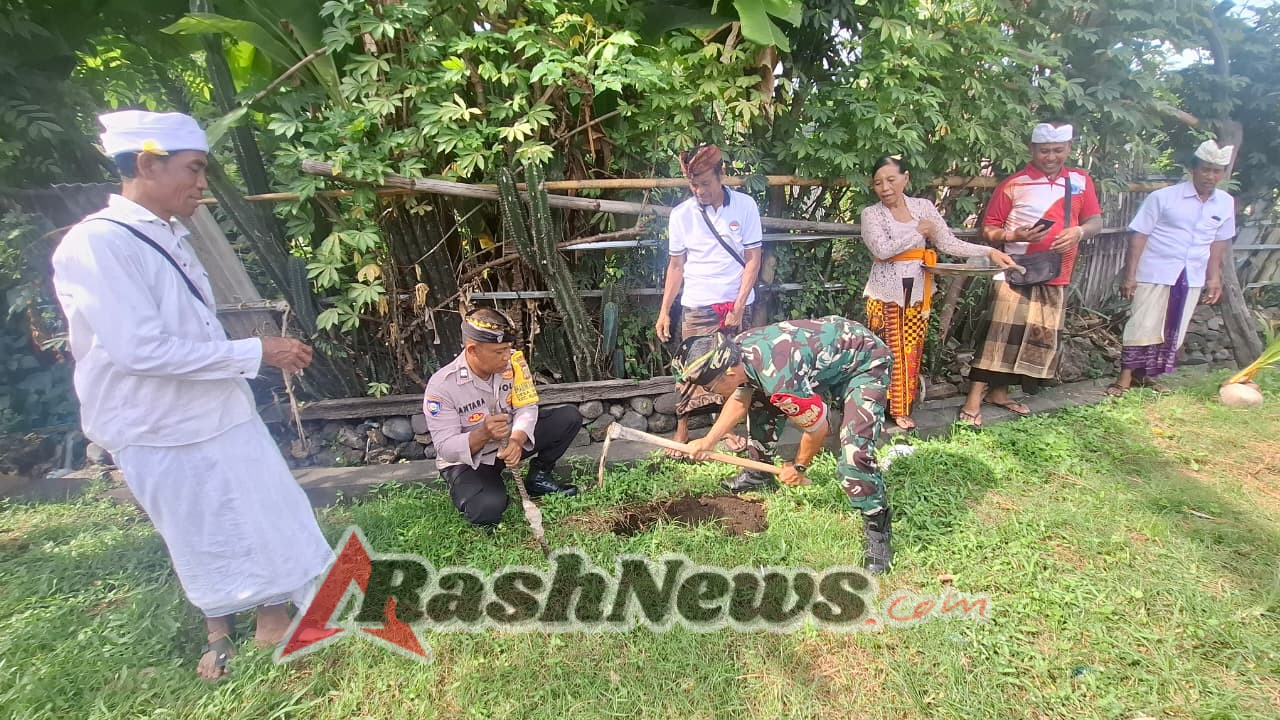Hadiri Persembahyangan Dan Tanam Pohon, Babinsa Satra Tegaskan Inilah Cara Kami Jaga Alam Beserta Isinya