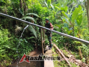 Babinsa Desa Kelusa Pastikan Pompa Hidram Berfungsi Normal dan Layani Warga Secara Maksimal