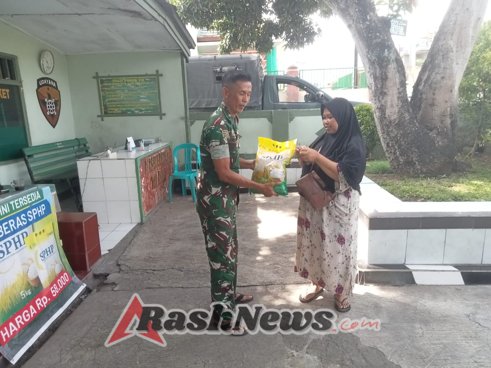 Dukung Program Pemerintah, Koramil Alas Distribusikan 2.000 Kg Beras Murah untuk Masyarakat