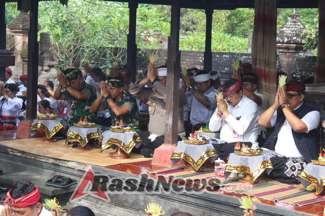 Dandim Tabanan Bersama Forkopimda Rayakan Tumpek Wariga di Desa Beraban
