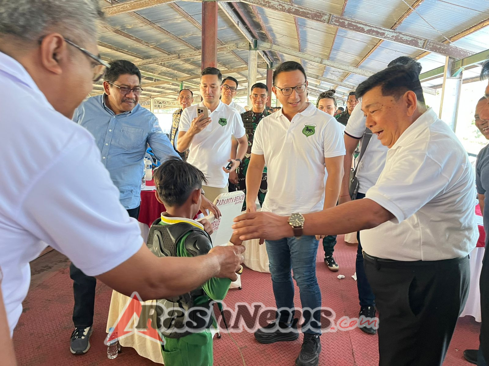 HUT Ke-80 TNI, Dandim 1601/Sumba Timur Bersama Bupati dan Ketua Umum PORDASI Hadiri Penutupan Pacuan Kuda