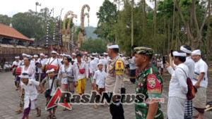 Babinsa Desa Pinggan Jaga Ketertiban dan Keamanan Upacara Keagamaan di Pura Dalem Balingkang
