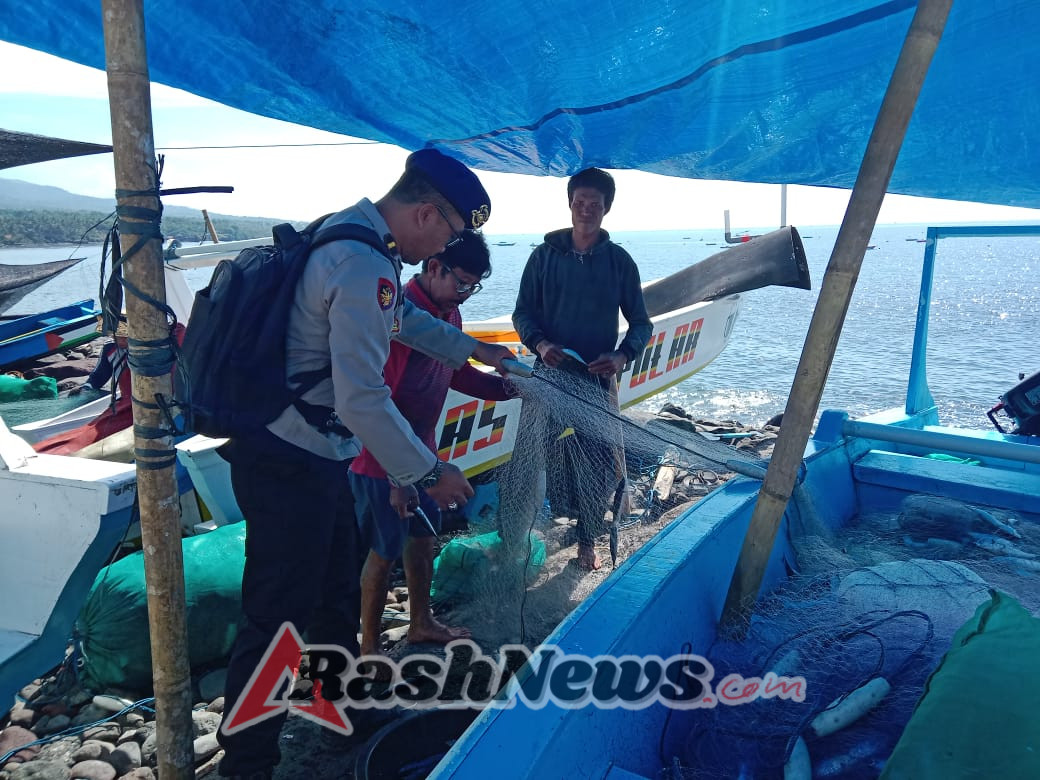 Turun Melaut Satuan Polairud Polres Karangasem, Bantu Nelayan Melepas Ikan dari Jaring
