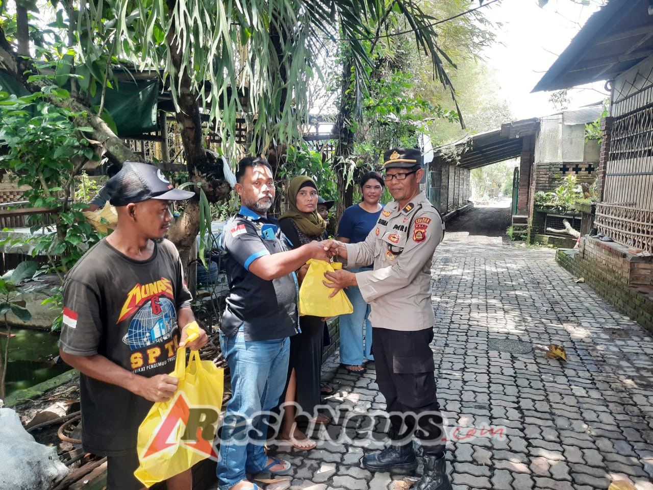 Polres Badung Sapa Warga Desa Mengwitani Lewat Program Minggu Kasih