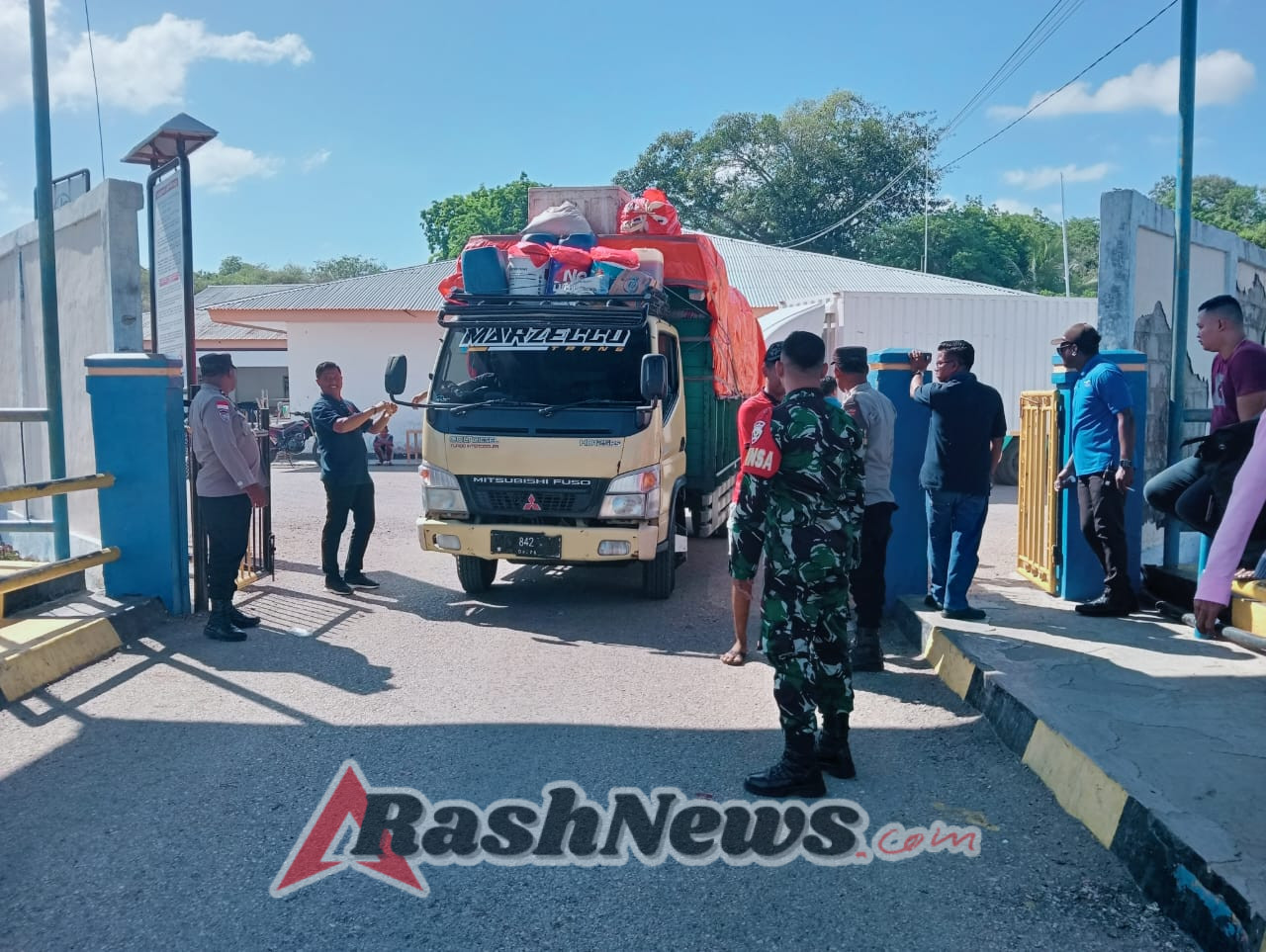 Koramil 1627-02/Pantai Baru Kawal Pengangkutan Penumpang dan Barang di Pelabuhan ASDP