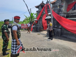 Bhabinkamtibmas Desa Mambang amankan kunjungan Bupati Tabanan di desa Binaannya