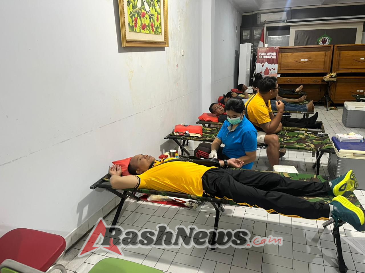 Polsek Klungkung Berpartisipasi dalam Donor Darah HUT ke-56 Bank BPR Tridarma Putri