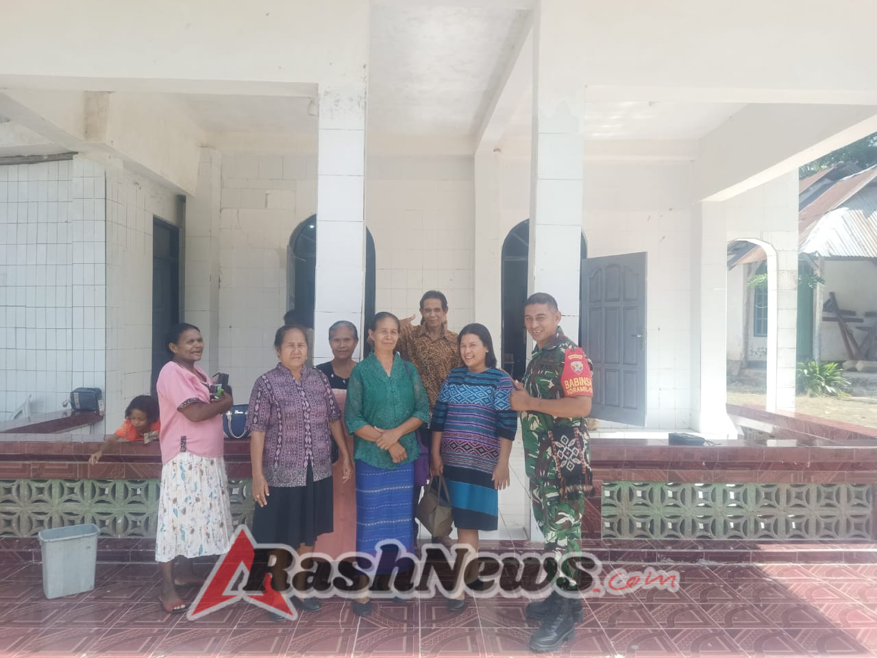 Babinsa Koramil 1627-01/Baa Amankan Ibadah Minggu di Gereja Shalom Mok Dale