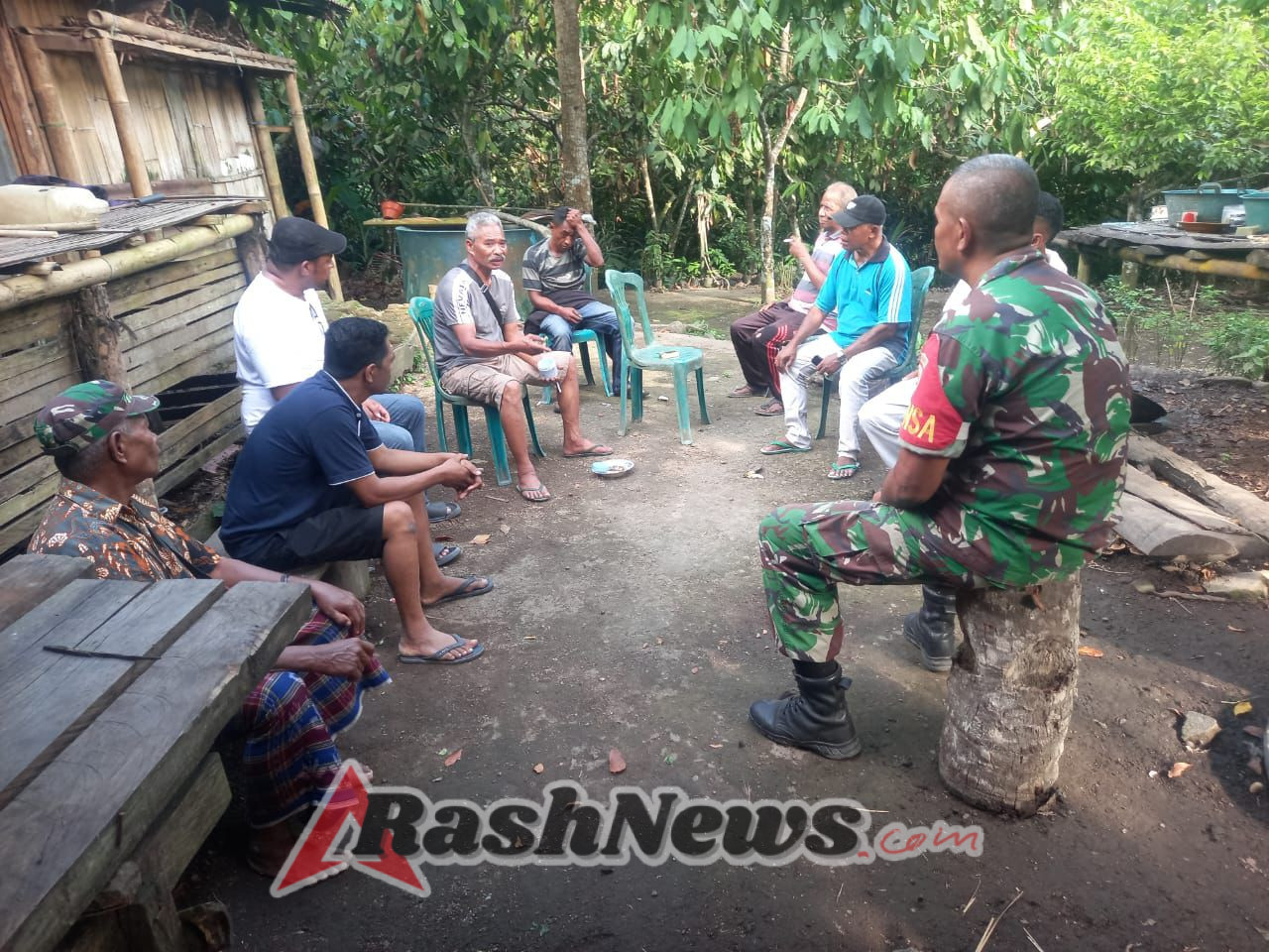 Tingkatkan Kebersamaan, Babinsa Koramil 1603/05 Bola Aktif Berbaur dengan Warga