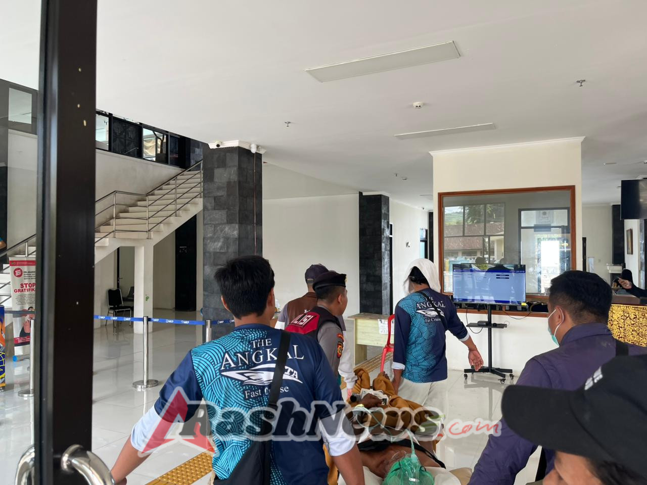 Personil Polsubsektor Lembongan Bantu Evakuasi Pasien Patah Tulang Rujukan ke RS Sanglah.