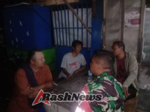 ‎Babinsa Kembang Kerang Daya Ajak Warga Jaga Kebersihan dan Keamanan Lingkungan Lewat Patroli Kongkow-Kongkow