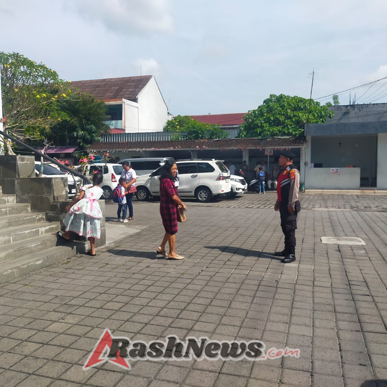Polres Gianyar Laksanakan Patroli Sambang Gereja Santa Maria Ratu Rosari Wujudkan Rasa Aman Saat Ibadah Minggu