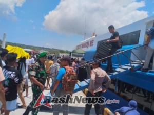 Koramil 1627-01/Baa Pantau Kedatangan Kapal Express Bahari 8E di Pelabuhan Ba’a