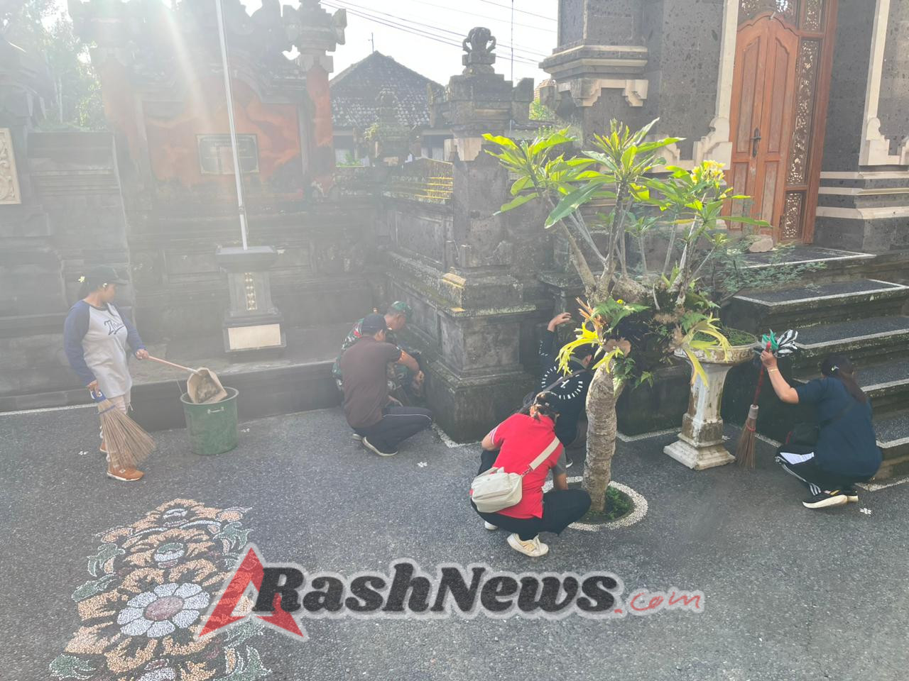 Gotong Royong Dan Tanam Pohon, Upaya Babinsa Nyalian Jaga Kebersihan Dan Kebersamaan