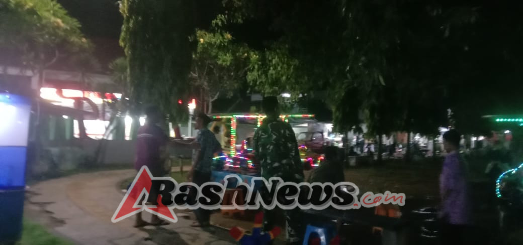 Patroli Malam Babinsa Koramil 1628-01/Taliwang Cegah Gangguan Keamanan di Wilayah Binaan