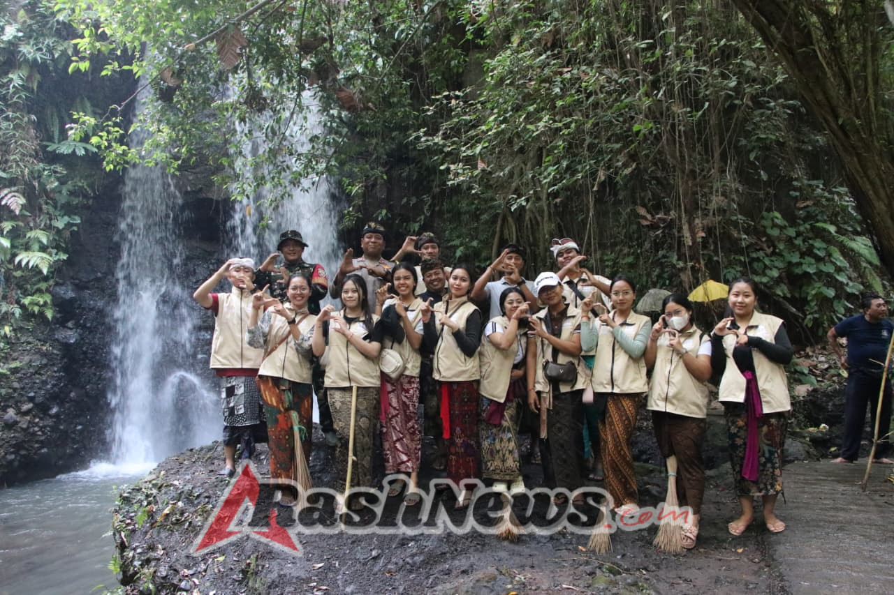 Peduli Alam dan Budaya, Babinsa Jinengdalem Dampingi Warga Bersih-Bersih Pura dan Sungai