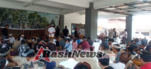 Hadir Dan Kawal Pemilihan Bendesa Adat Periode 2025 – 2030, Babinsa Pesinggahan  Dukung Dan Sukseskan Demokrasi Di Wilayah Binaan