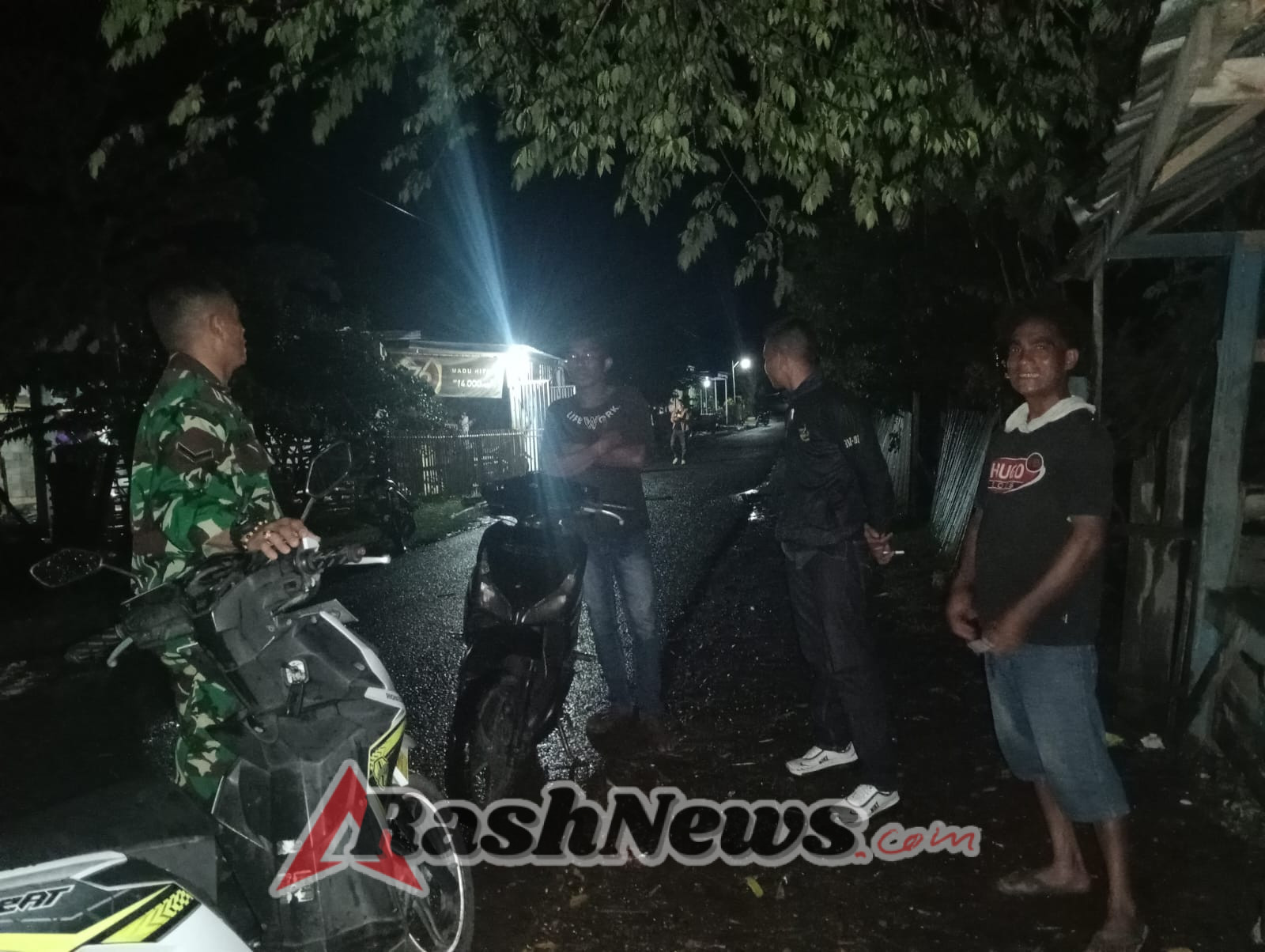 Ronda Malam Plus Edukasi, Babinsa Tingkatkan Kepedulian Warga