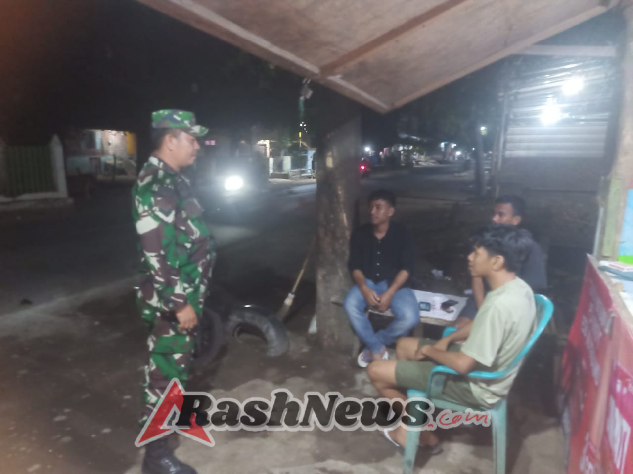 Cegah Kriminalitas dan Penyalahgunaan Narkoba, Babinsa Intensifkan Patroli Bersama Masyarakat