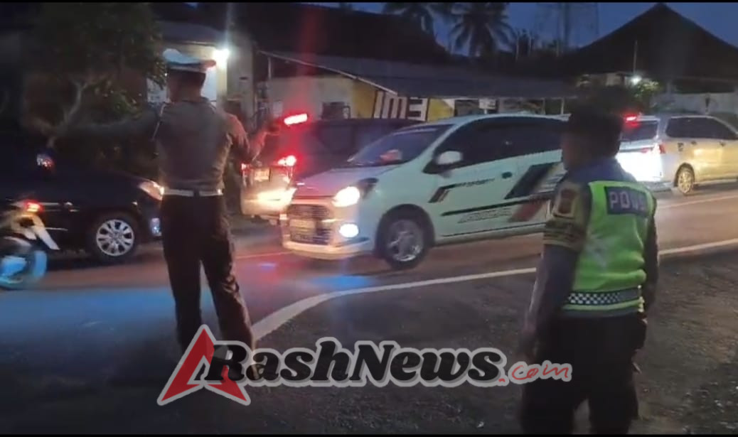 Unit Lalu Lintas Polsek Seltim Melaksanakan pengaturan di jalur Utama Denpasar Gilimanuk