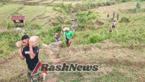 Anggota Kodim 1612/Manggarai dan Warga Desa Pinggang Gotong Royong Angkut Batu untuk Pembangunan Irigasi TMMD ke-126