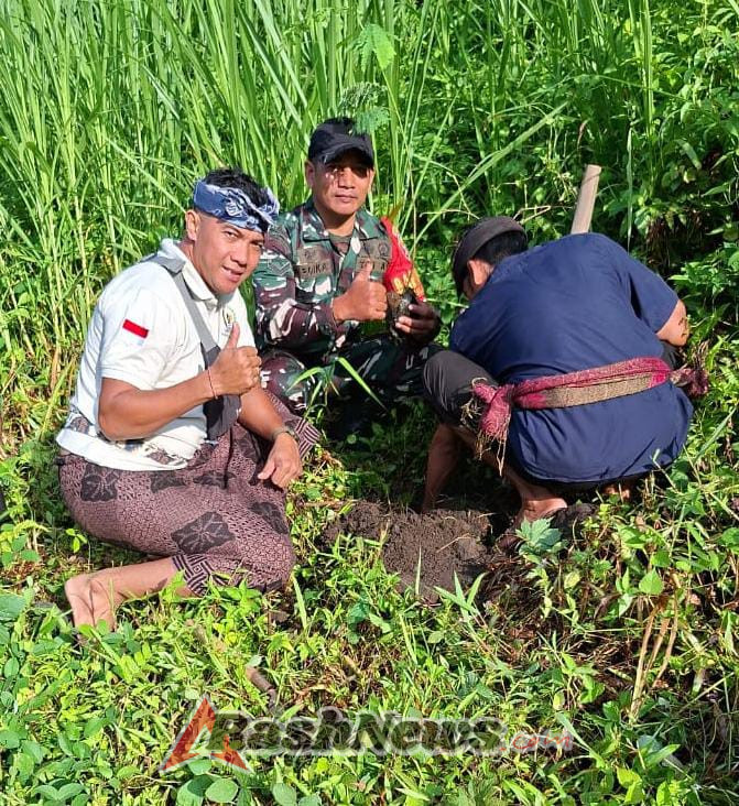 Babinsa Selat Bersinergi Bersama Pemdes Gelar Gotong Royong Tanam Pohon Dan Bersih Sungai