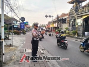 Urai Kepadatan  Lalin Pagi Hari  Personel Polsek Kuta Utara Lakukan Pengaturan