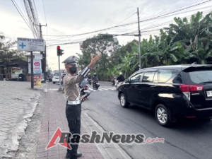 Urai Kepadatan  Lalin Pagi Hari  Personel Polsek Kuta Utara Lakukan Pengaturan
