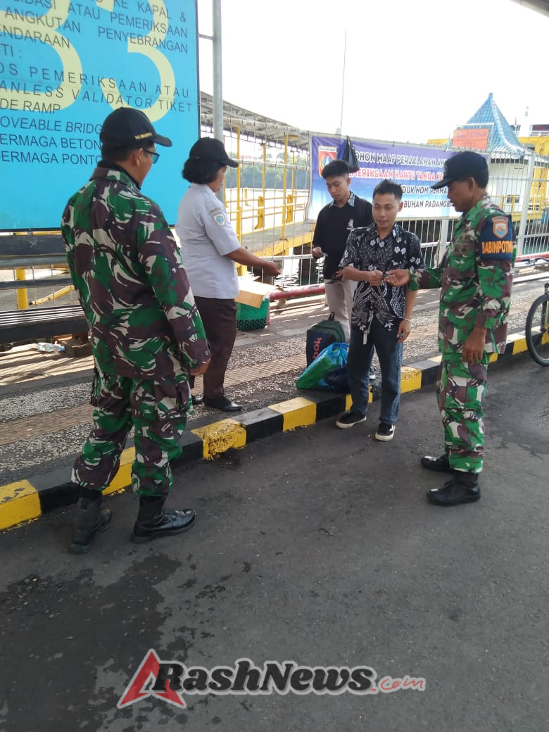 Upaya jaga kamtibmas, anggota jajaran Kodim 1623/Karangasem bersama instansi terkait periksa KTP Penumpang.