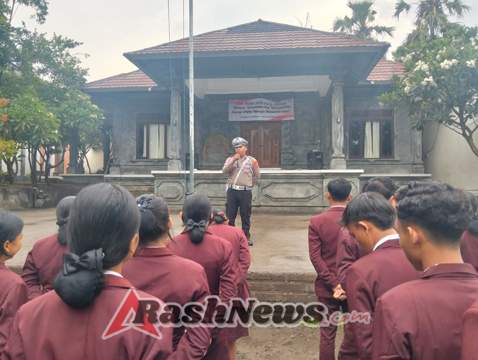 Kanit Lantas Polsek Kubu Gelar Program “Police Goes To School” di SMK Nusa Dua Toya Anyar